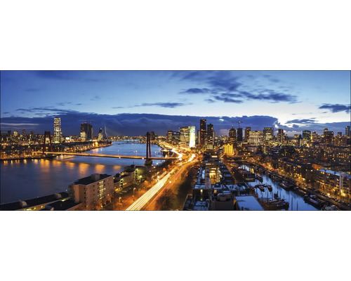 Panoramisch uitzicht op Rotterdam bij nacht met verlichte gebouwen en bruggen