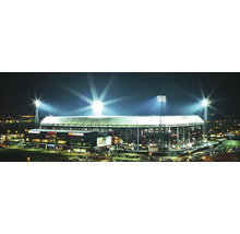 Verlicht voetbalstadion in de nacht