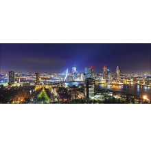 Panoramische opname van de skyline van Rotterdam bij nacht met brug en verlichte gebouwen