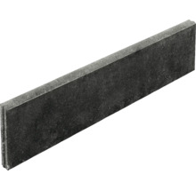 Betonnen stoeprand