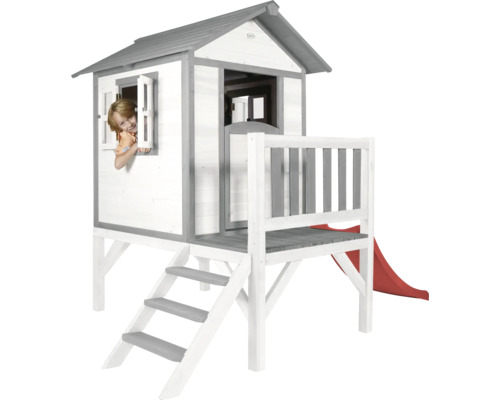 Houten speelhuis met glijbaan en trap in de tuin