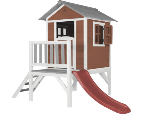 Houten speelhuis met glijbaan