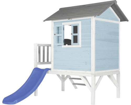 Houten speelhuis met glijbaan voor in de tuin
