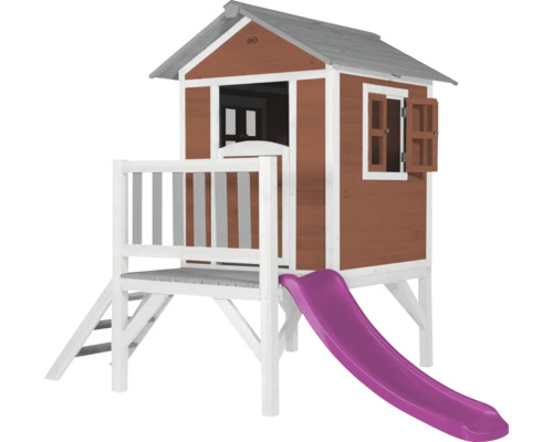 Houten speelhuis met glijbaan