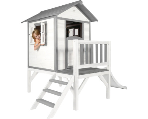 Houten speelhuis met glijbaan en trap in de tuin