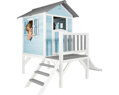 Houten speelhuis met glijbaan, trap en terras in de tuin