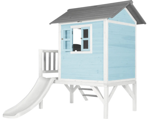 Houten speelhuis met glijbaan voor in de tuin