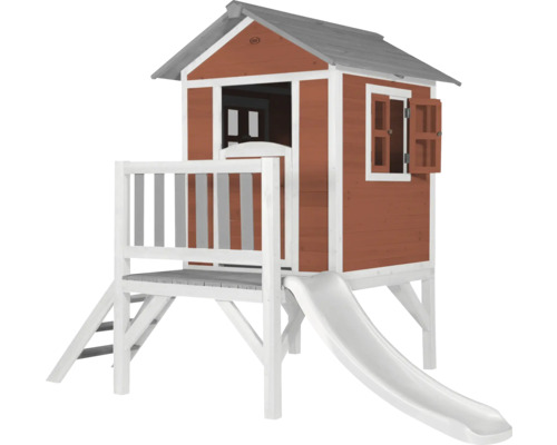 Houten speelhuis met glijbaan en ladder