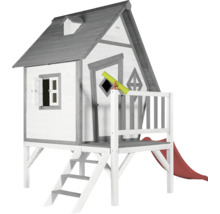 Houten speelhuis met glijbaan en ladder