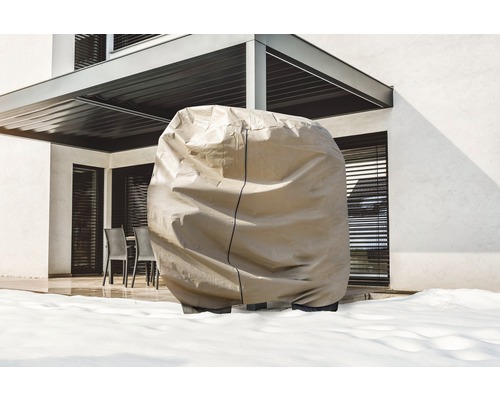 Afgedekte tuingrill in de wintertuin met sneeuw