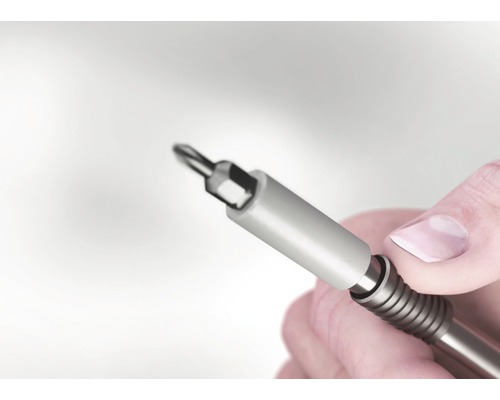 Hand houdt schroevendraaier met bit vast