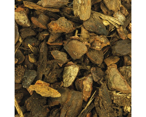 Close-up van houtsnippers voor bodembedekking in de tuin