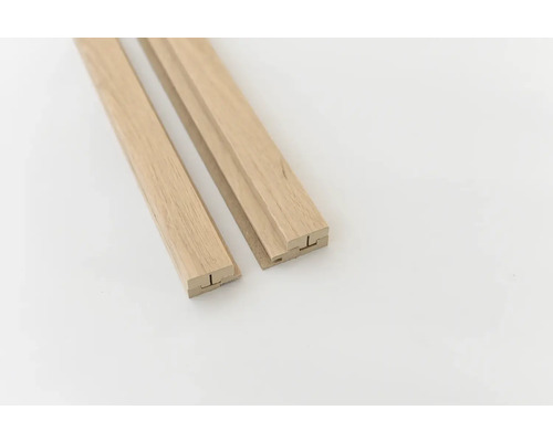 Twee houten plinten