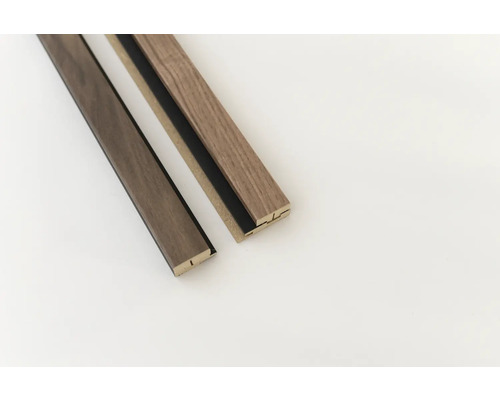Twee decorpanelen van hout met mes- en groefverbinding.