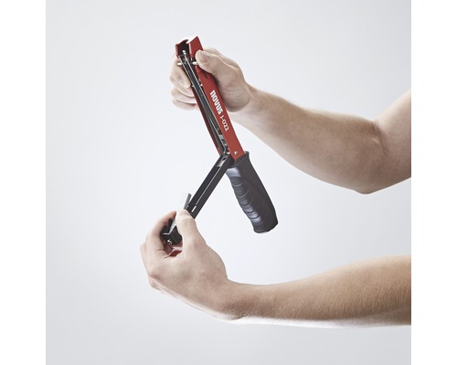 Novus J-022 handtacker in gebruik