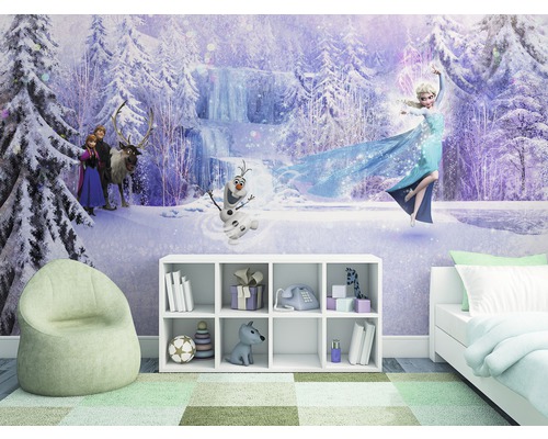 Kinderkamer met behang met Frozen motief, kast en zitzak