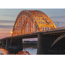 Verlichte boogbrug in de schemering