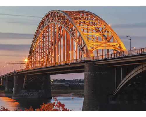 Verlichte boogbrug in de schemering