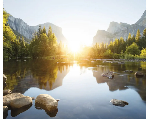 Landschap met rivier, rotsen en bergen in helder zonlicht