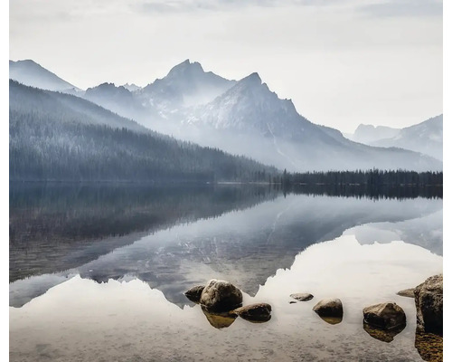Landschap met een meer en bergen op de achtergrond