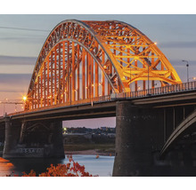 Verlichte boogbrug in de schemering