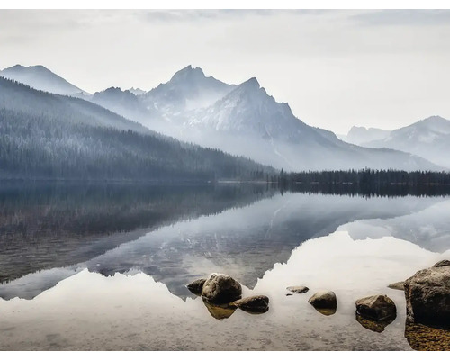 Berglandschap met meer en spiegeling