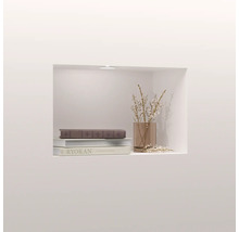Decoratieve wandplank met boeken en bloemenvaas