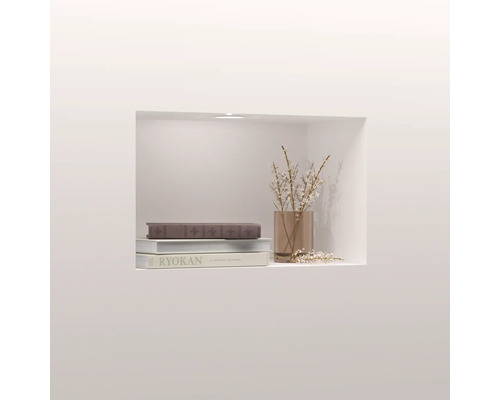 Decoratieve wandplank met boeken en bloemenvaas