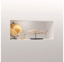 Decoratieve scène met globe, zandloper en haaifiguur in de plank