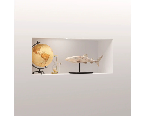 Decoratieve scène met globe, zandloper en haaifiguur in de plank
