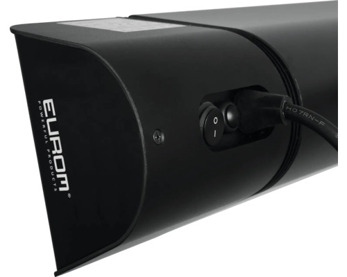 Detailaanzicht van een terrasverwarmer met aan-uitschakelaar en stroomkabel