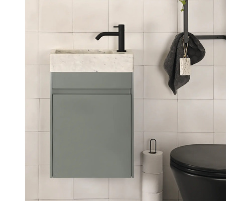 Badkamer met wastafelonderkast, wastafel en toilet