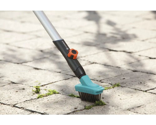 Voegenborstel voor het reinigen van straatstenen met Gardena logo