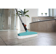 Badkamer met schoonmaakborstel voor vloerreiniging