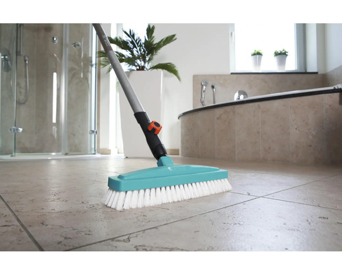 Badkamer met schoonmaakborstel voor vloerreiniging