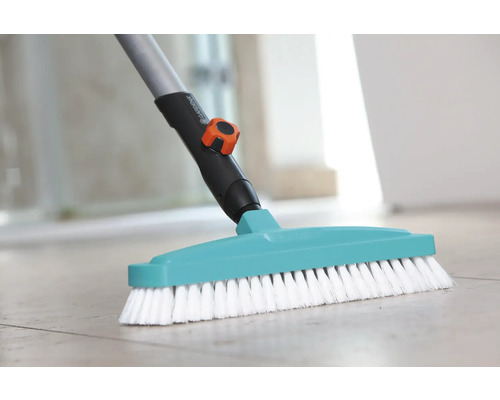 Tuinbezem met steel en witte borstelharen van Gardena