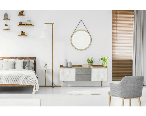 Lichte slaapkamer met bed, ladekast, spiegel en stoel