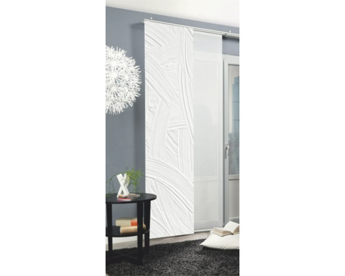 Kamer met schuifgordijn met abstract patroon, tafel en vloerkleed