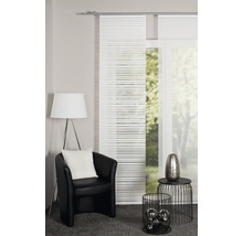 Woonkamer met schuifgordijnen, fauteuil, staande lamp en decoratieve objecten voor een gezellige sfeer.