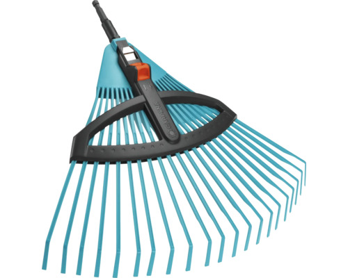 Verstelbare Gardena gazonhark met kunststof tanden.