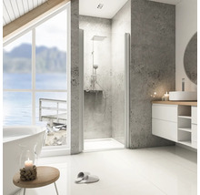 Lichte badkamer met douche, wastafel en bad onder een groot raam met uitzicht op een meer