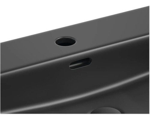 Gedetailleerde weergave van een zwart metalen profiel met gaten en uitsparingen.