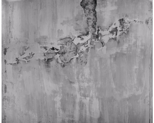 Beschadigde muur met afbladderende verf en scheuren.