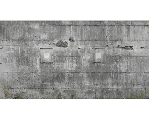 Betonnen muur met verwering en vierkante uitsparingen