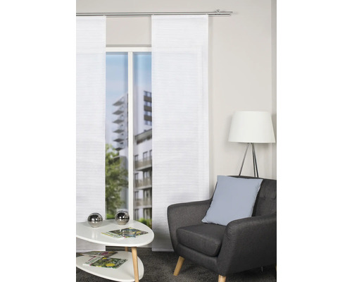 Woonkamer met schuifpanelen aan een rail, fauteuil en bijzettafel