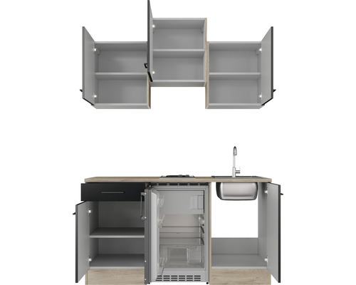 Buitenkeuken met spoelbak, koelkast en opbergruimte in kasten