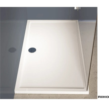 Rechthoekige douchebak in badkamer.