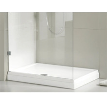 Douchecabine met douchebak in een lichte badkamer