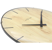 Close-up van een Nextime wandklok met houten decor en zwarte wijzers.