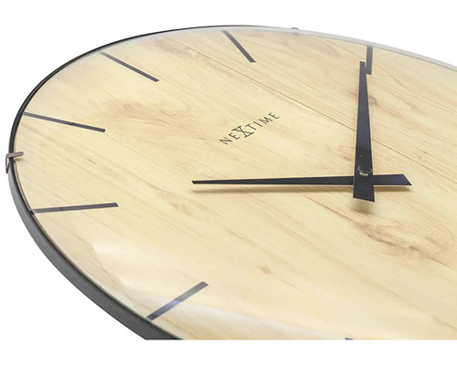Close-up van een Nextime wandklok met houten decor en zwarte wijzers.